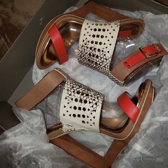 BRAND NEW, UNIQUE, CUT OUT, BCBG MAXAZRIA WEDGES - Picture 6 of 8